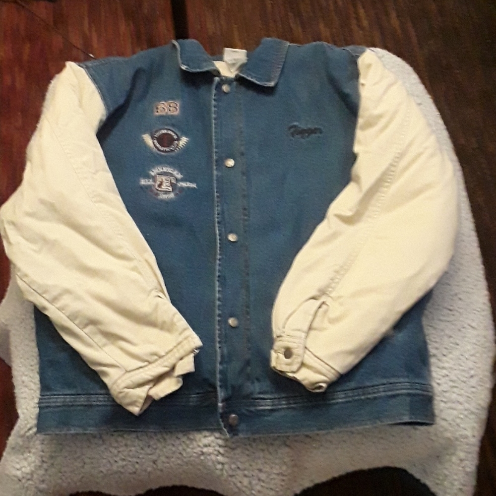 Size medium Tigger button up jacket!